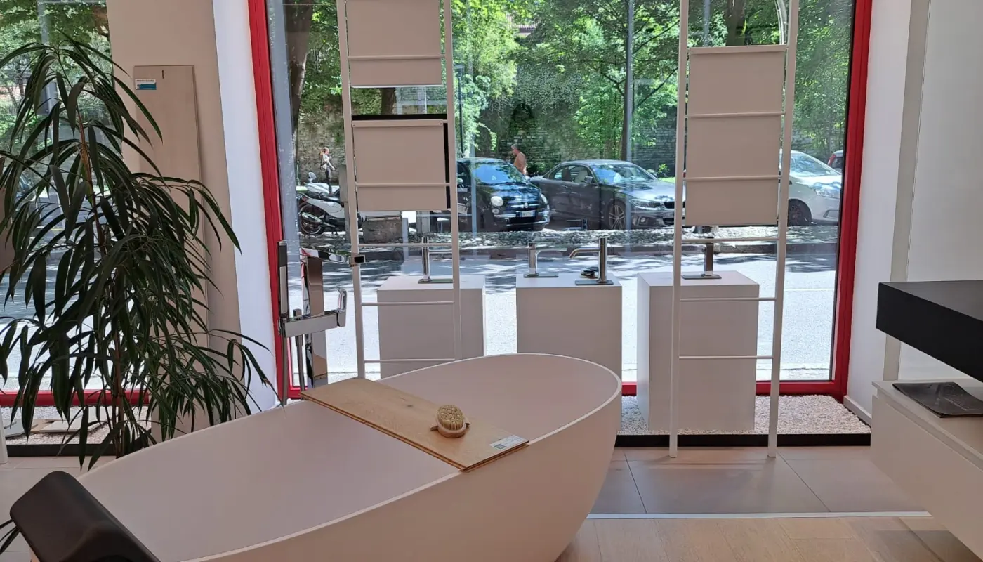 Vasca freestanding nello showroom Noto G