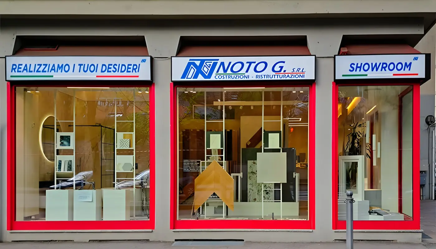 La vetrina dello showroom Noto G in Viale Varese a Como